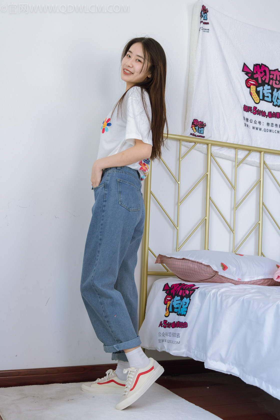 1135期：菜菜-vans、自然穿脏穿黄的白棉袜、裸足OQ.jpg