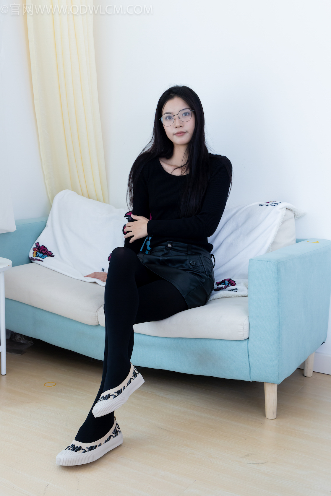 物恋传媒2139期：茯苓-厚黑丝、平底鞋、瑜伽动作老头乐挠脚剧情、物恋传媒、物恋摄影映画QT.jpg